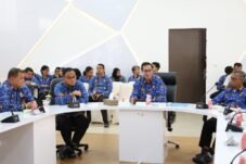 Sekretaris BSKDN Matheos Tan memimpin rapat persiapan presentasi kepala daerah dalam rangka Innovative Government Award 2026 di Command Center BSKDN, Jakarta, Rabu (28/10/2026).