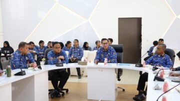 Sekretaris BSKDN Matheos Tan memimpin rapat persiapan presentasi kepala daerah dalam rangka Innovative Government Award 2026 di Command Center BSKDN, Jakarta, Rabu (28/10/2026).