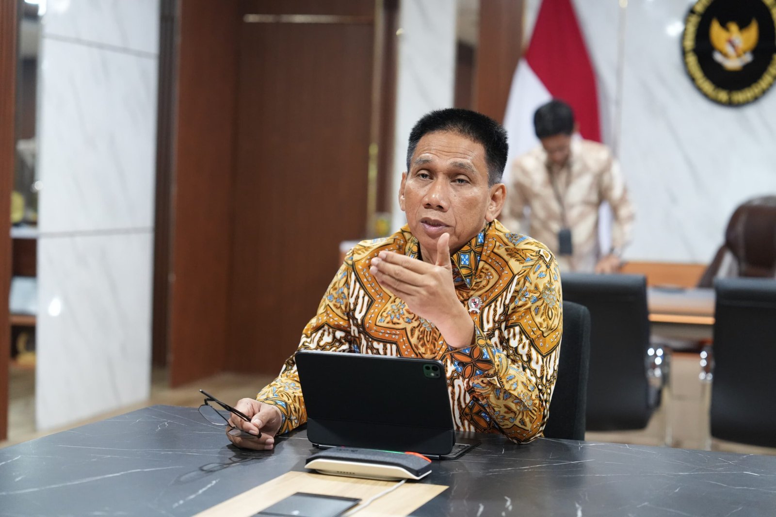 Wakil Menteri Dalam Negeri Akhmad Wiyagus dalam sosialisasi teknis inspeksi dan penilaian kesesuaian SPPG di daerah, Jumat (30/10/2026).