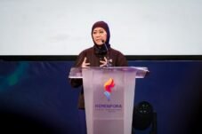Menteri Komunikasi dan Digital Meutya Hafid menyampaikan paparan dalam Indonesia Youth Summit 2026 di Taman Ismail Marzuki, Jakarta, Jumat (30/10/2026).