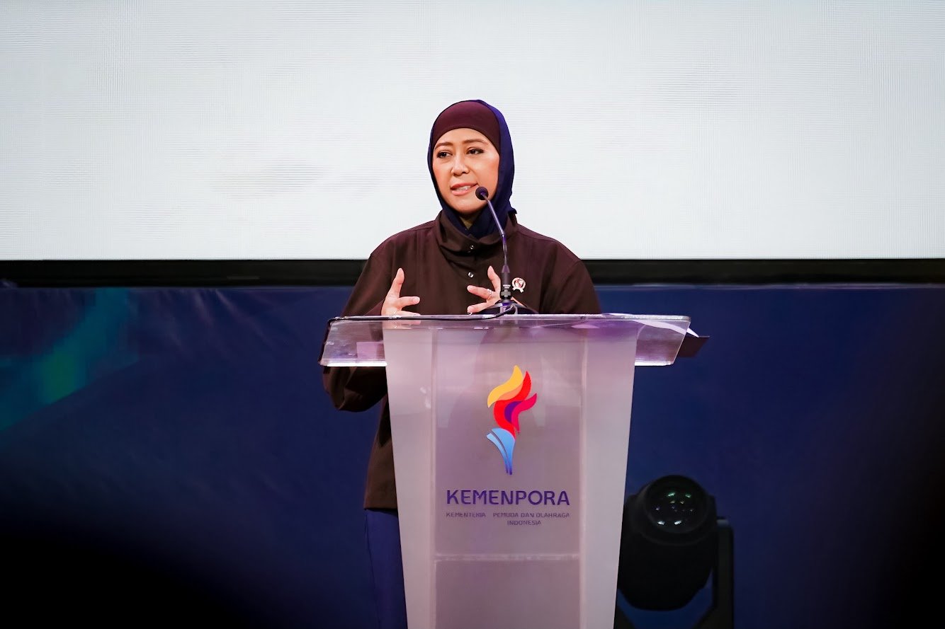 Menteri Komunikasi dan Digital Meutya Hafid menyampaikan paparan dalam Indonesia Youth Summit 2026 di Taman Ismail Marzuki, Jakarta, Jumat (30/10/2026).