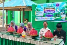 Photo: Camat Sinjai Timur Algazali Farti (putih) bersama para pihak terkait saat menghadiri pembukaan Gebyar HKN ke-62 Kabupaten Sinjai di Pesantren Sains dan Teknologi Al-Madani, Sabtu (31/10/2026).