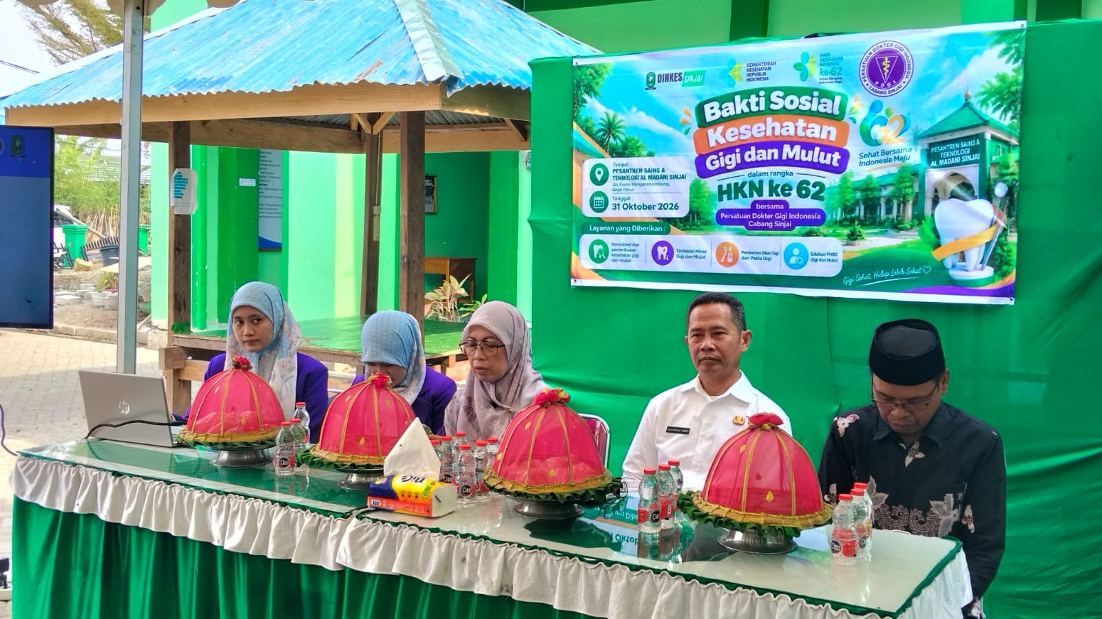 Photo: Camat Sinjai Timur Algazali Farti (putih) bersama para pihak terkait saat menghadiri pembukaan Gebyar HKN ke-62 Kabupaten Sinjai di Pesantren Sains dan Teknologi Al-Madani, Sabtu (31/10/2026).