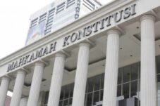 9 Hakim MK Dilaporkan ke MKMK Terkait Sengketa Ijazah Gibran