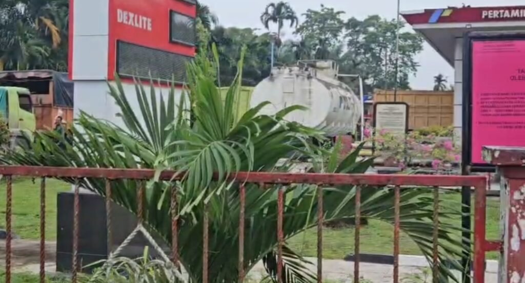Papan pemberitahuan penyitaan Kejati Riau di SPBU Desa Kota Garo, Kecamatan Tapung Hilir, Kabupaten Kampar