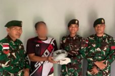 Personel Pos Mentari Satgas Pamtas Yonarmed 13/Nanggala menerima penyerahan sukarela sisik trenggiling dari warga di Badau, Kapuas Hulu.