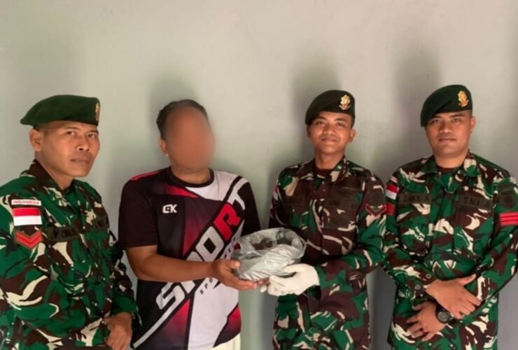 Personel Pos Mentari Satgas Pamtas Yonarmed 13/Nanggala menerima penyerahan sukarela sisik trenggiling dari warga di Badau, Kapuas Hulu.