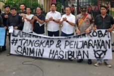 AMPD Sumut menggelar aksi di depan Polda Sumut untuk mendesak penyelidikan dugaan peredaran narkoba di Labura.