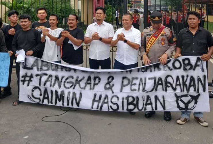 AMPD Sumut menggelar aksi di depan Polda Sumut untuk mendesak penyelidikan dugaan peredaran narkoba di Labura.