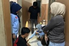 Personel gabungan Polres Sinjai dan BNK Sinjai melaksanakan razia di sejumlah lokasi di Kabupaten Sinjai.