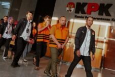 Para tersangka digiring ke tahanan dalam perkara dugaan korupsi Dana Siap Pakai BNPB yang ditangani KPK.