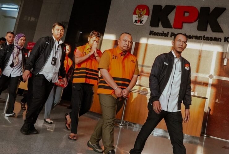 Para tersangka digiring ke tahanan dalam perkara dugaan korupsi Dana Siap Pakai BNPB yang ditangani KPK.