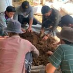 Pendampingan pembuatan pupuk kompos oleh penyuluh dan petani di Desa Turungan Baji, Sinjai Barat.