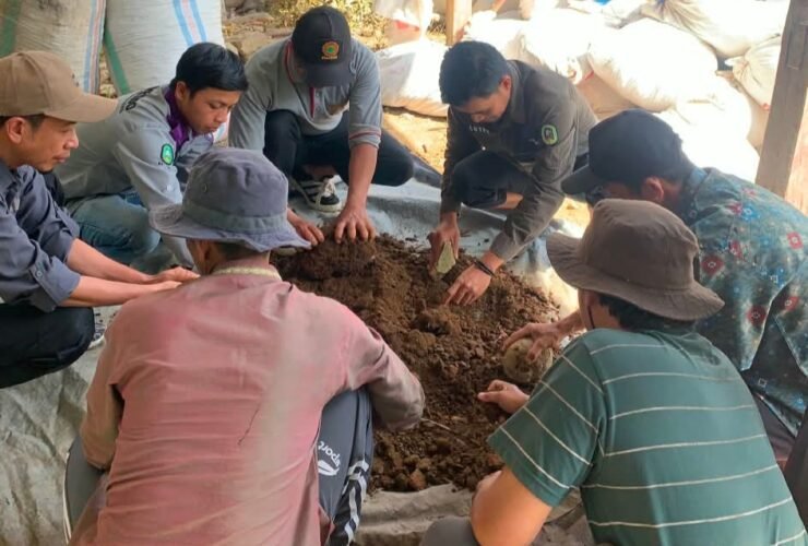 Pendampingan pembuatan pupuk kompos oleh penyuluh dan petani di Desa Turungan Baji, Sinjai Barat.