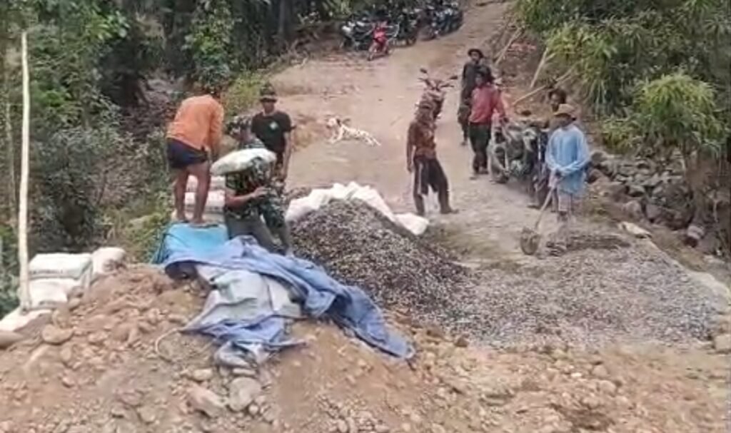 Warga melansir material pembangunan Jembatan Merah Putih di Desa Suka Maju, Sinjai.