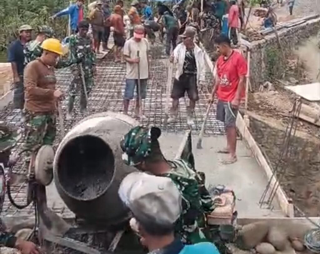 Personel TNI dan warga mengerjakan pembangunan Jembatan Merah Putih di Desa Suka Maju, Sinjai.
