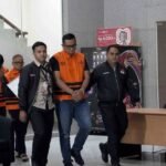 Para Tersangka dan Tim KPK di Gedung Komisi Pemberantasan Korupsi (KPK) di Jakarta.