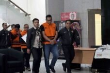 Para Tersangka dan Tim KPK di Gedung Komisi Pemberantasan Korupsi (KPK) di Jakarta.