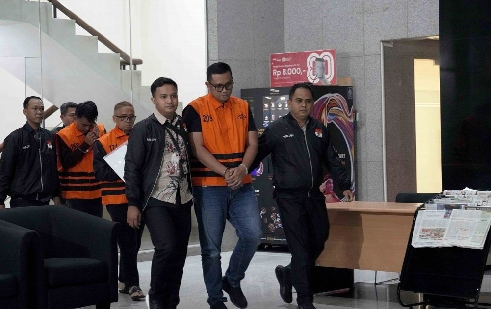 Para Tersangka dan Tim KPK di Gedung Komisi Pemberantasan Korupsi (KPK) di Jakarta.