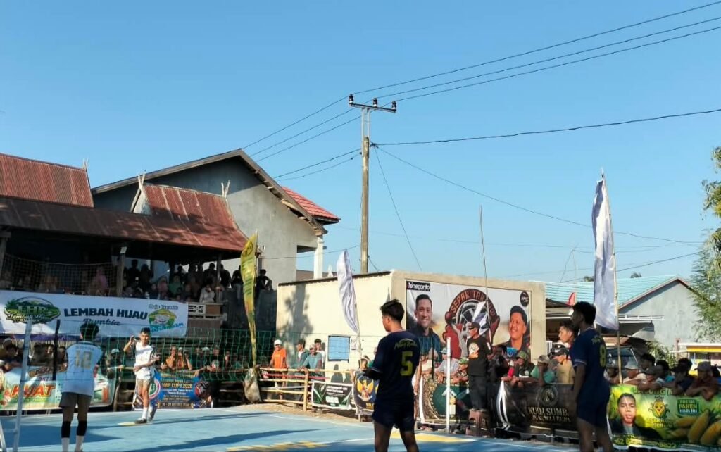 Warga memadati area Lapangan KMC, Kelara, untuk menyaksikan pertandingan Turnamen Sepak Takraw MRP Cup I.