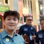 Badri, anak Mistiyem, bersama pendamping hukumnya di salah satu lokasi di Jawa Timur dalam upaya memperjuangkan hak upah ibunya selama bekerja di Arab Saudi.