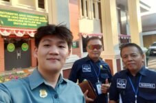 Badri, anak Mistiyem, bersama pendamping hukumnya di salah satu lokasi di Jawa Timur dalam upaya memperjuangkan hak upah ibunya selama bekerja di Arab Saudi.