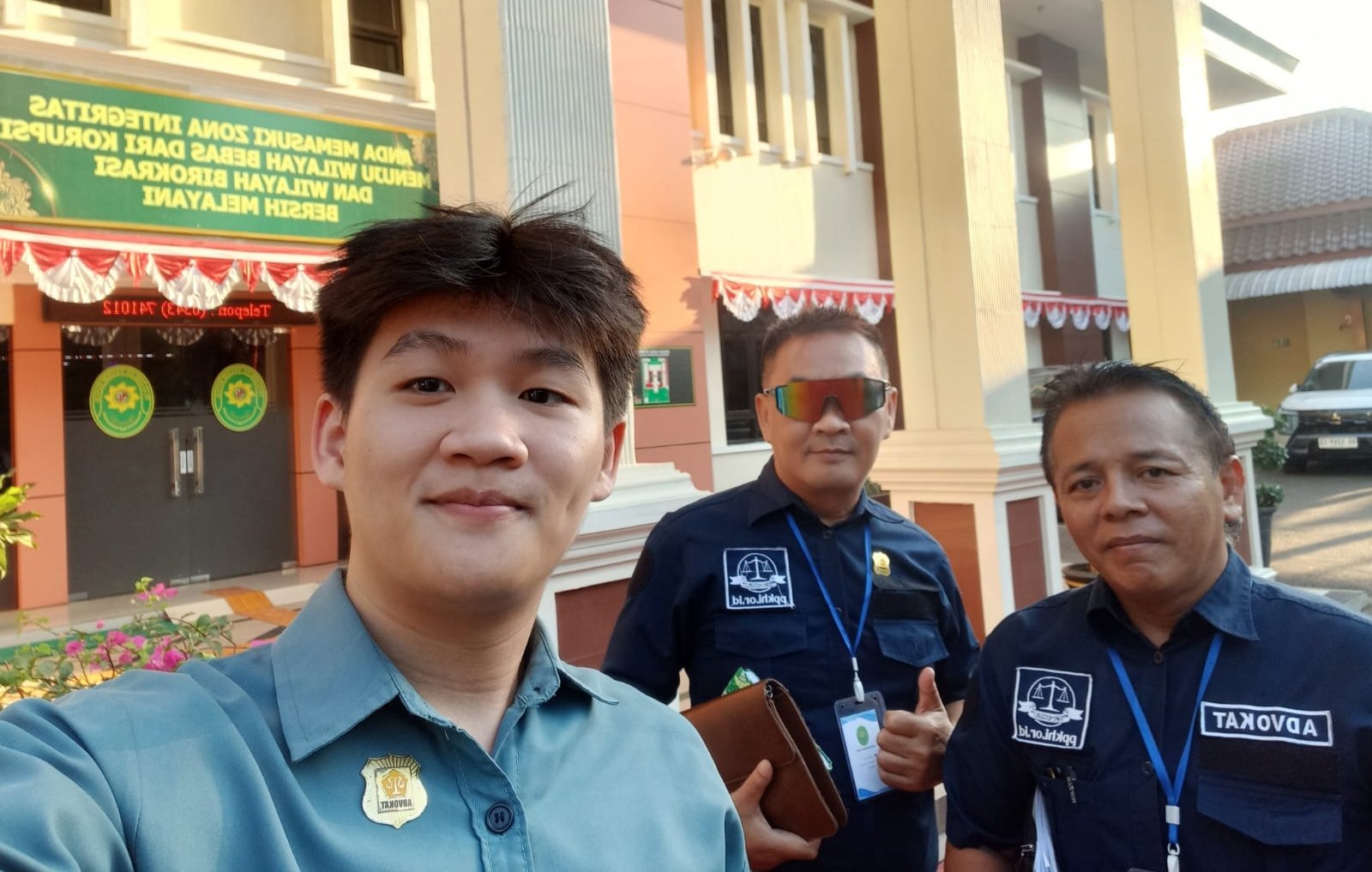 Badri, anak Mistiyem, bersama pendamping hukumnya di salah satu lokasi di Jawa Timur dalam upaya memperjuangkan hak upah ibunya selama bekerja di Arab Saudi.
