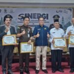 Tiga kepala desa dari Kabupaten Majene menerima penghargaan dari KPP Pratama Majene atas kontribusi pajak terbesar, yakni Desa Onang Utara, Desa Binanga, dan Desa Bonde.