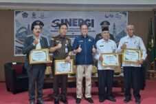 Tiga kepala desa dari Kabupaten Majene menerima penghargaan dari KPP Pratama Majene atas kontribusi pajak terbesar, yakni Desa Onang Utara, Desa Binanga, dan Desa Bonde.