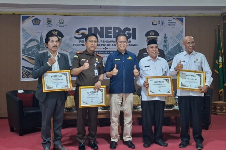 Tiga kepala desa dari Kabupaten Majene menerima penghargaan dari KPP Pratama Majene atas kontribusi pajak terbesar, yakni Desa Onang Utara, Desa Binanga, dan Desa Bonde.