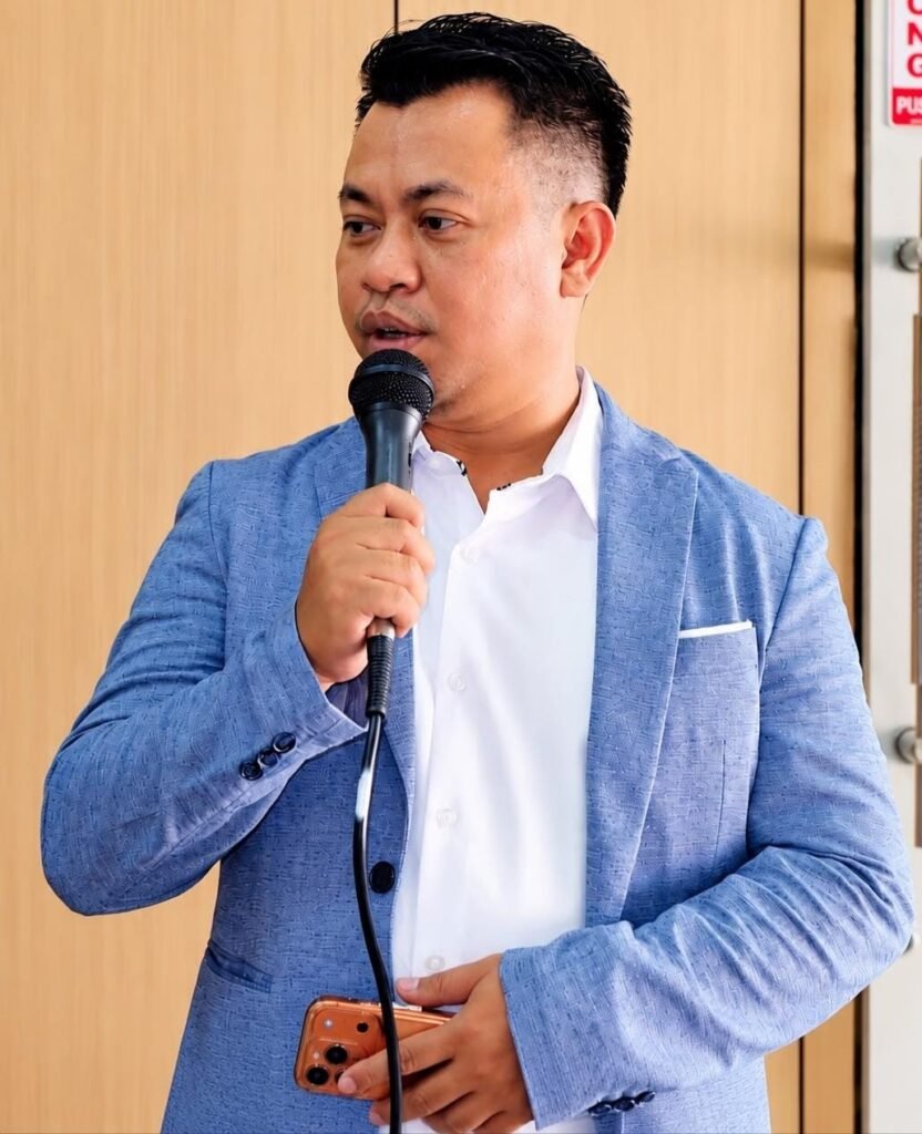 Achmad Syaifuddin atau Uchild, pemilik Mutiara Store yang bergerak di bidang grosir dan eceran HP second di Surabaya.