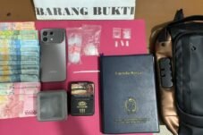 Barang bukti dugaan sabu dan buku Agenda Kerja yang disita Satresnarkoba Polres Landak dari HK