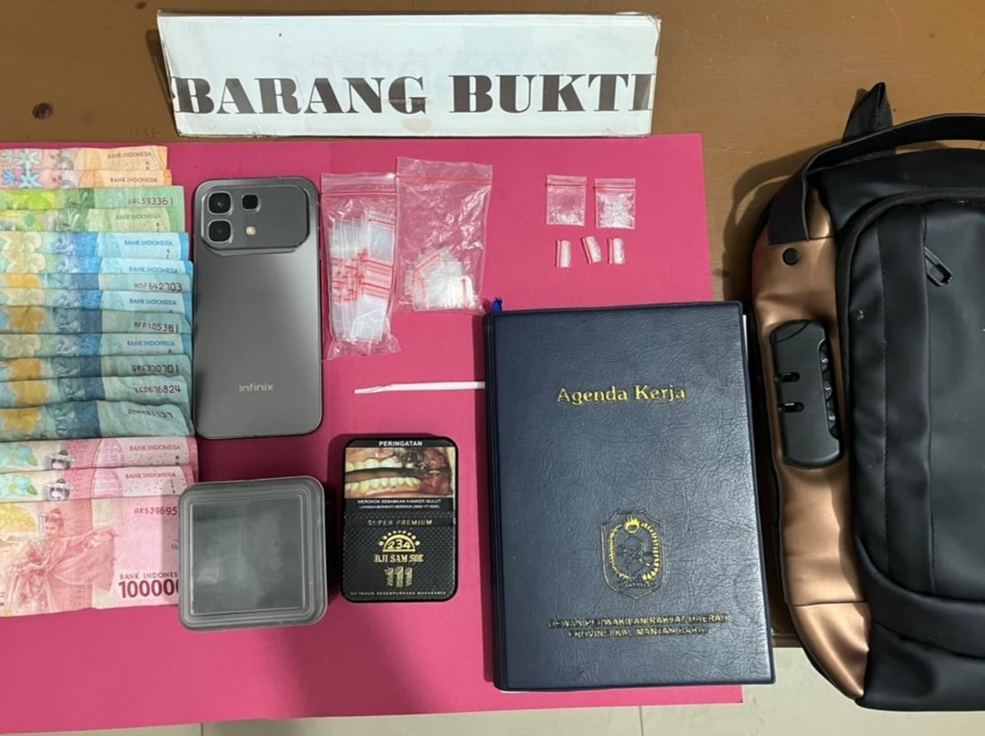 Barang bukti dugaan sabu dan buku Agenda Kerja yang disita Satresnarkoba Polres Landak dari HK