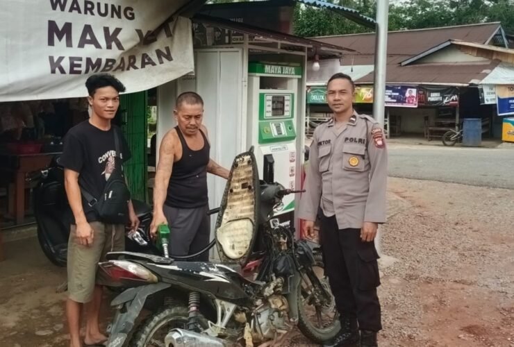 Personel Polsubsektor Jelimpo di sebelah kanan berinteraksi dengan warga saat patroli di SPBU MIMI, Kabupaten Landak.