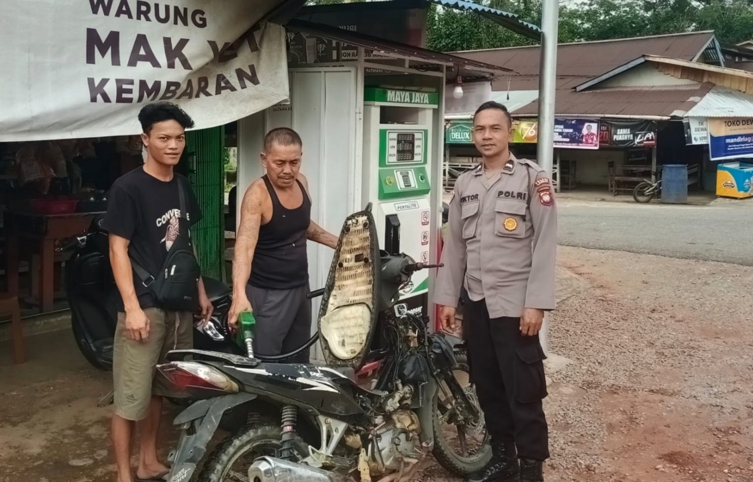 Personel Polsubsektor Jelimpo di sebelah kanan berinteraksi dengan warga saat patroli di SPBU MIMI, Kabupaten Landak.