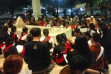 KIRIM DOA: Nyai Ngatinah, empu seni tradisi, memandu para penari Remo mengirimkan doa untuk WR Soepratman di makamnya, Jalan Kenjeran, Surabaya.