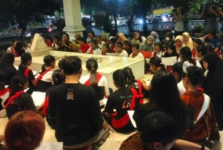 KIRIM DOA: Nyai Ngatinah, empu seni tradisi, memandu para penari Remo mengirimkan doa untuk WR Soepratman di makamnya, Jalan Kenjeran, Surabaya.