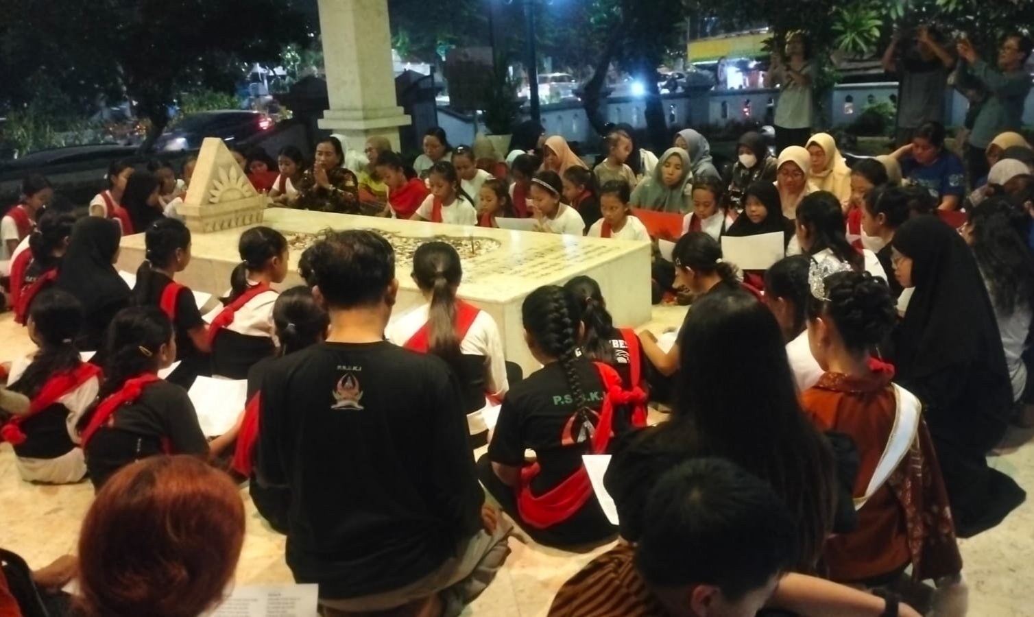 KIRIM DOA: Nyai Ngatinah, empu seni tradisi, memandu para penari Remo mengirimkan doa untuk WR Soepratman di makamnya, Jalan Kenjeran, Surabaya.