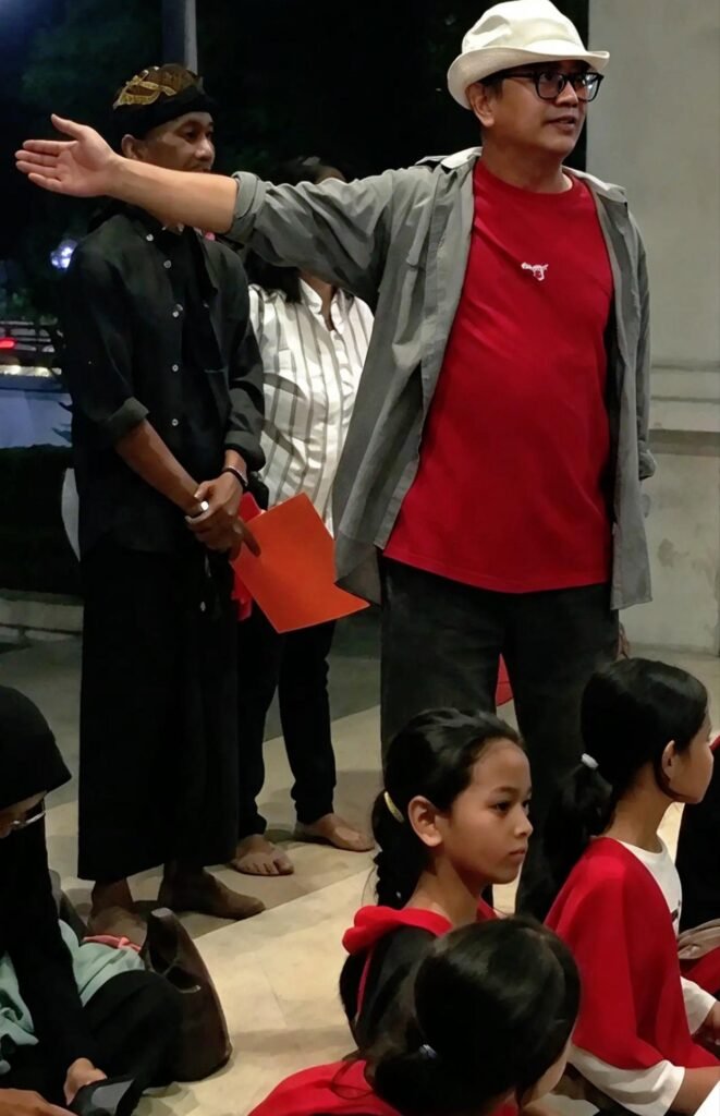 Ketua pelaksana Meruwat Indonesia, Rokimdakas, memberikan pengarahan kepada para penyaji di makam WR Soepratman, Jalan Kenjeran, Surabaya.