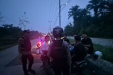 Personel Sat Samapta Polres Landak memberikan edukasi tentang bahaya penyalahgunaan narkoba kepada remaja di Jalan GOR Patih Gumantar, Senin (26/10/2026).