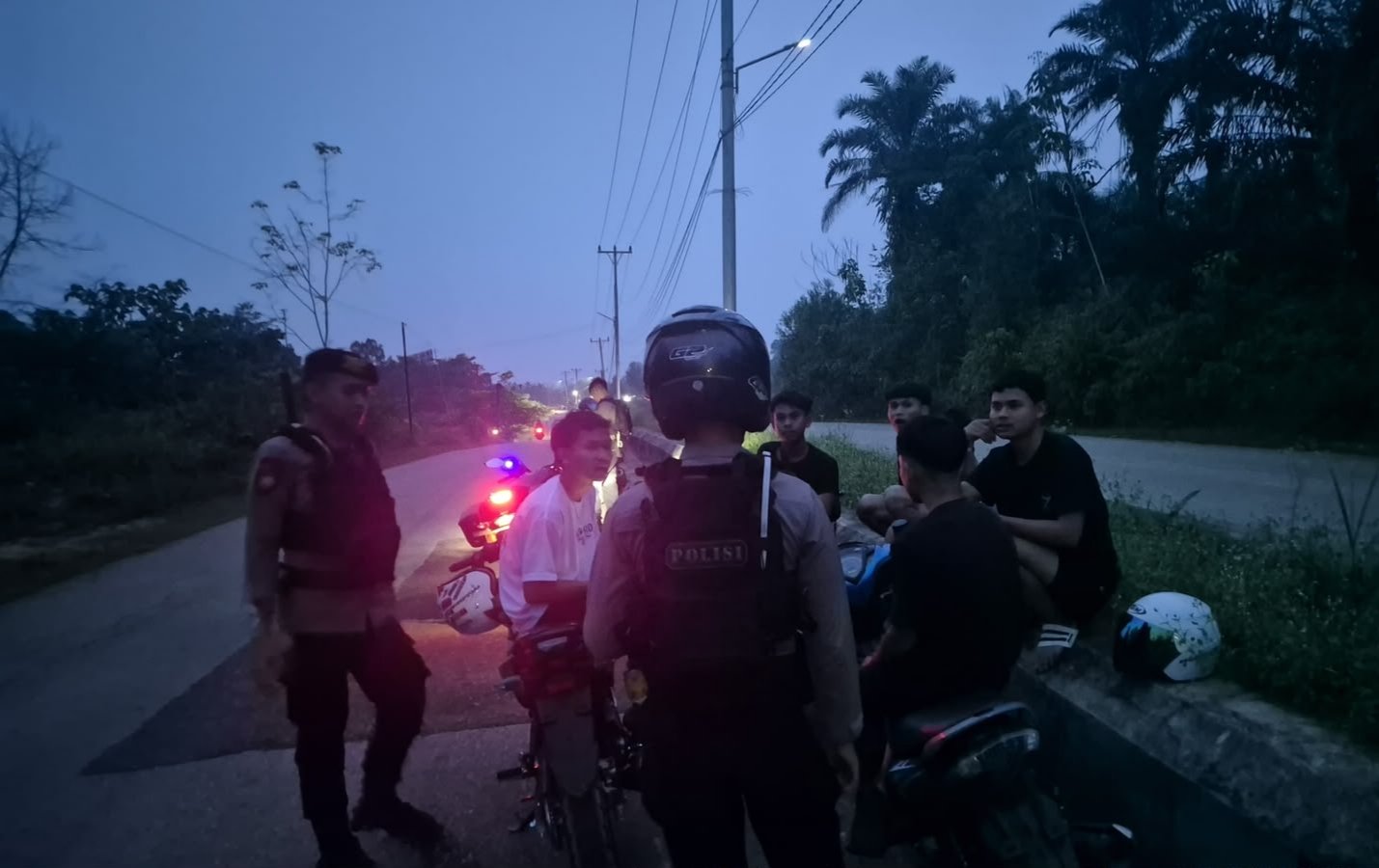 Personel Sat Samapta Polres Landak memberikan edukasi tentang bahaya penyalahgunaan narkoba kepada remaja di Jalan GOR Patih Gumantar, Senin (26/10/2026).