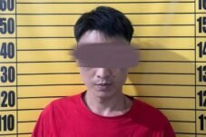 Pria berinisial A yang diduga terlibat dalam peredaran sabu di Desa Tunang, Kabupaten Landak, diamankan di Polres Landak.
