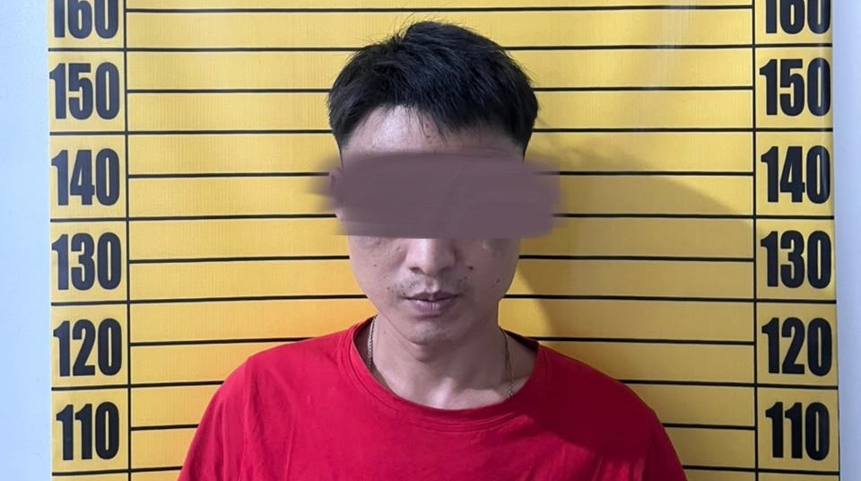 Pria berinisial A yang diduga terlibat dalam peredaran sabu di Desa Tunang, Kabupaten Landak, diamankan di Polres Landak.