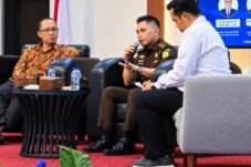 Photo: Koordinator Kejati Sumatera Barat Bambang Irawan (tengah) bersama pakar ekonomi perbankan Universitas Andalas Fajri Adrianto dalam diskusi publik tentang celah dan modus fraud dalam penyaluran Kredit Usaha Rakyat (KUR) di Kantor BPKP Sumbar, Padang, Senin (26/10/2026).