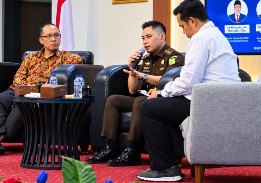 Photo: Koordinator Kejati Sumatera Barat Bambang Irawan (tengah) bersama pakar ekonomi perbankan Universitas Andalas Fajri Adrianto dalam diskusi publik tentang celah dan modus fraud dalam penyaluran Kredit Usaha Rakyat (KUR) di Kantor BPKP Sumbar, Padang, Senin (26/10/2026).