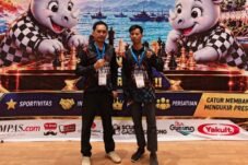 Asdar Mustamin dan Kamsil, pecatur asal Kolaka yang meraih gelar Master Nasional dan Master Percasi pada Kejurnas Catur 2026.