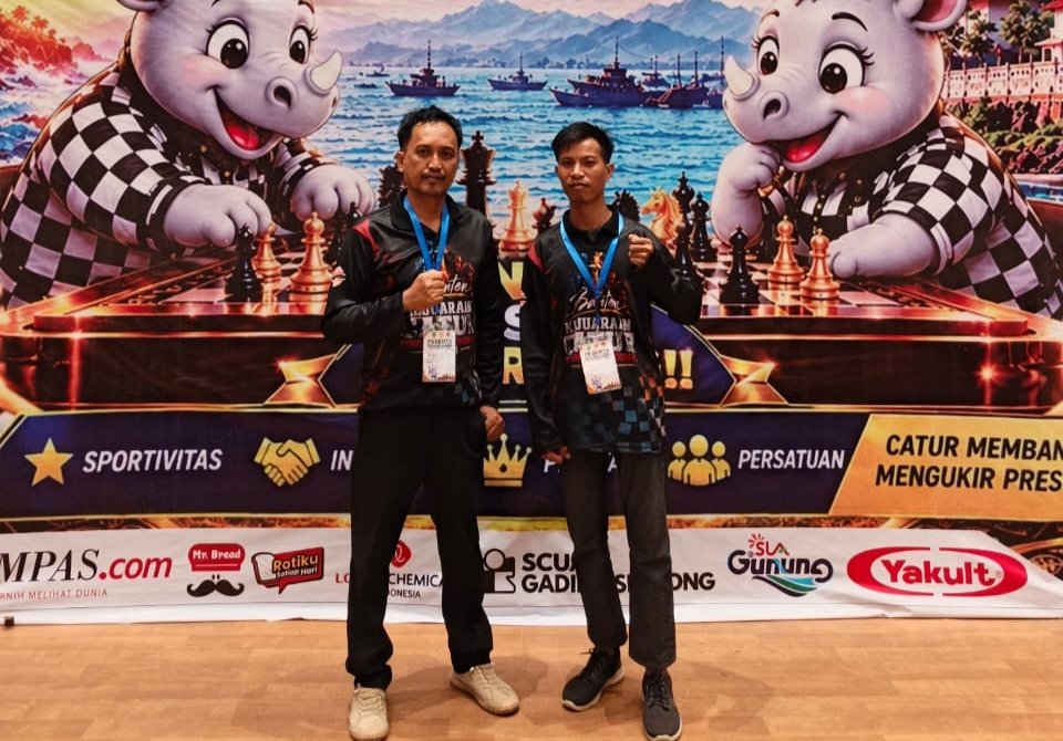 Asdar Mustamin dan Kamsil, pecatur asal Kolaka yang meraih gelar Master Nasional dan Master Percasi pada Kejurnas Catur 2026.
