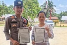 Photo: Bhabinkamtibmas Polsek Langgam menyebarkan maklumat pencegahan karhutla kepada petani sawit di Desa Pangkalan Gondai, Pelalawan.Dokumentasi Polsek Langgam