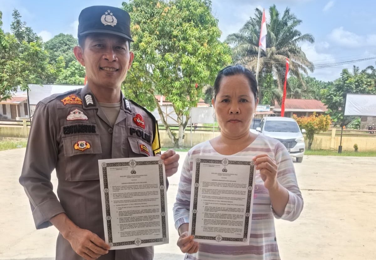 Photo: Bhabinkamtibmas Polsek Langgam menyebarkan maklumat pencegahan karhutla kepada petani sawit di Desa Pangkalan Gondai, Pelalawan.Dokumentasi Polsek Langgam