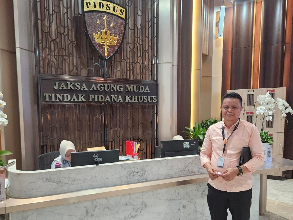 Ketua Umum DPN INPEST Ganda Mora bersama jajaran saat mendatangi Kejaksaan Agung RI, Jakarta, Jumat (30/10/2026).